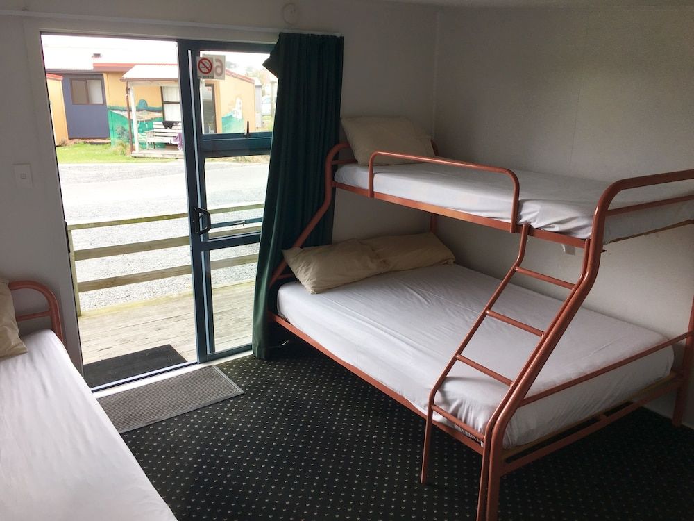 Dunedin Holiday Park & Motels TV Cabin, Shared Bathroom (linen not included) 6