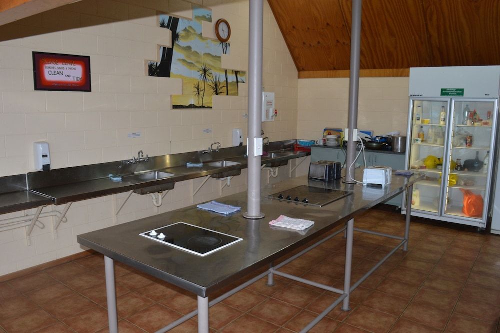 Dunedin Holiday Park & Motels TV Cabin, Shared Bathroom (linen not included) 7