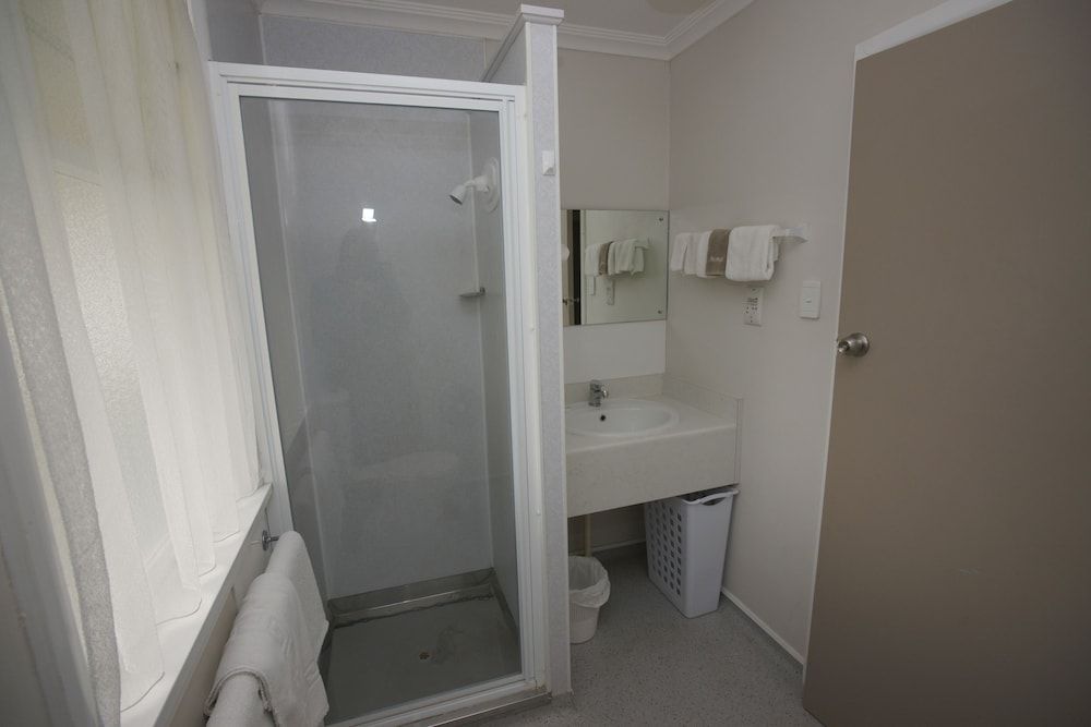 Aztec Motel Standard Suite, 2 Bedrooms, Non Smoking, Shared Bathroom (Unit) 3