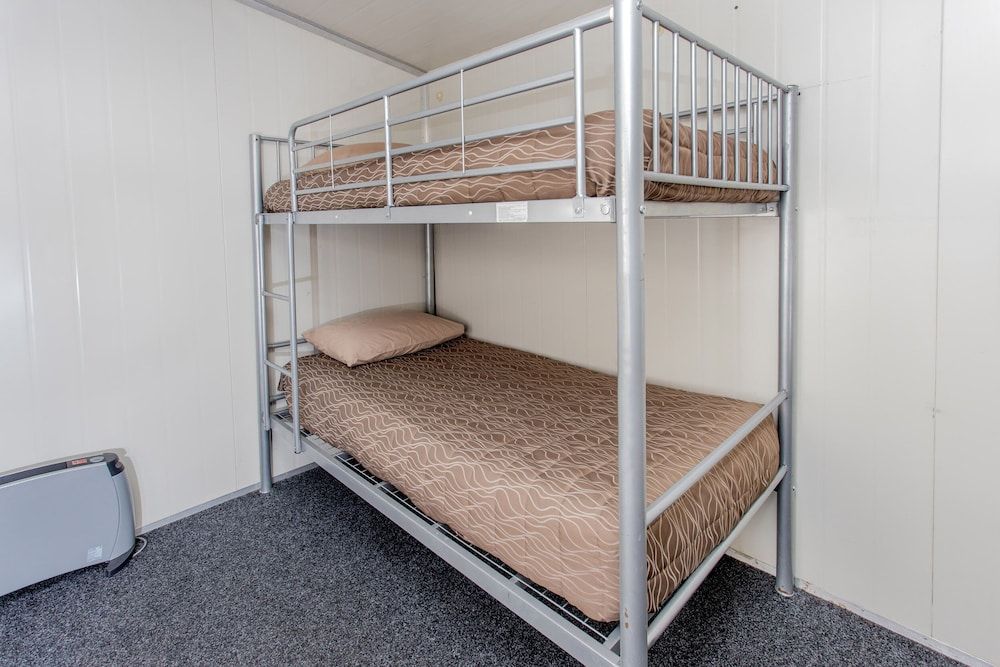 Nelson City TOP 10 Holiday Park Standard Cabin - Shared Bathroom & Kitchen 3