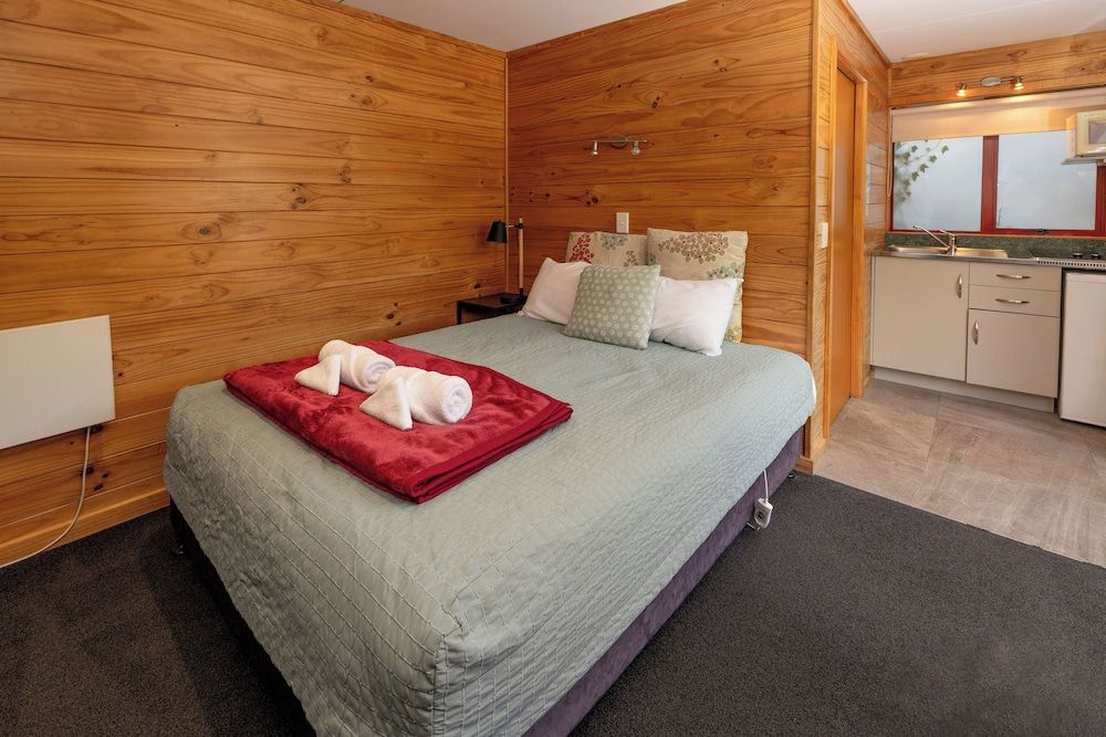 Nelson City TOP 10 Holiday Park One Bedroom Motel - Private Bathroom/Own Kitchenette 3