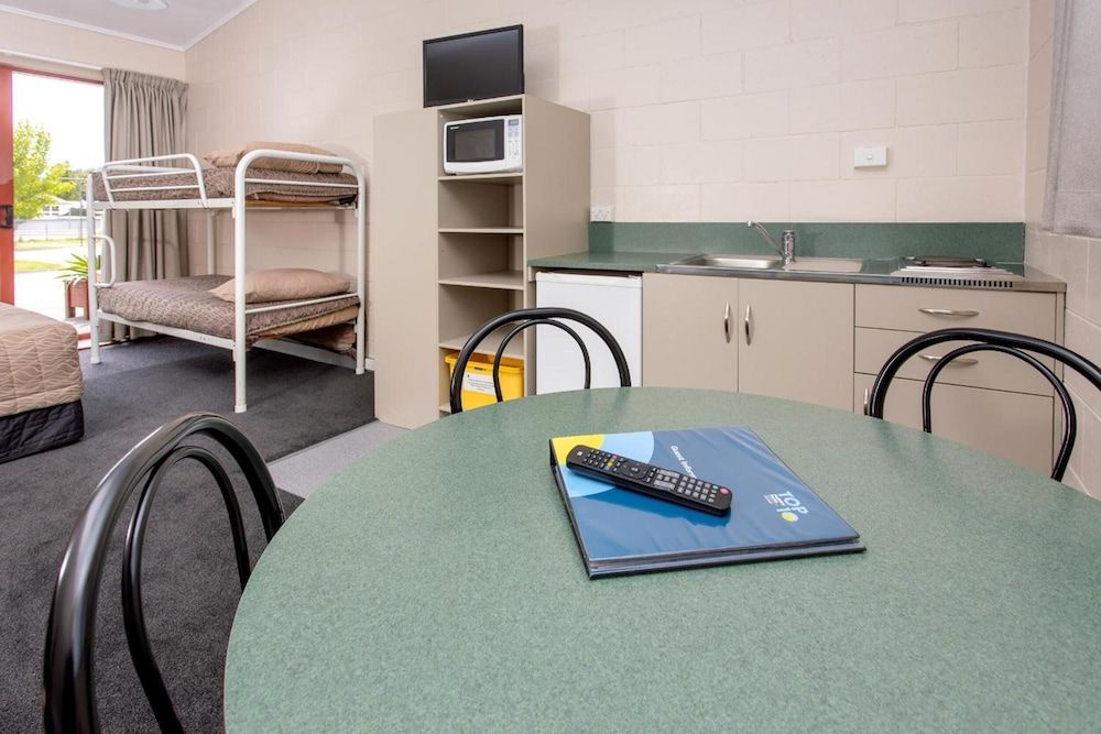 Nelson City TOP 10 Holiday Park Kitchen Cabin - Shared Bathroom/Own Kitchenette 5