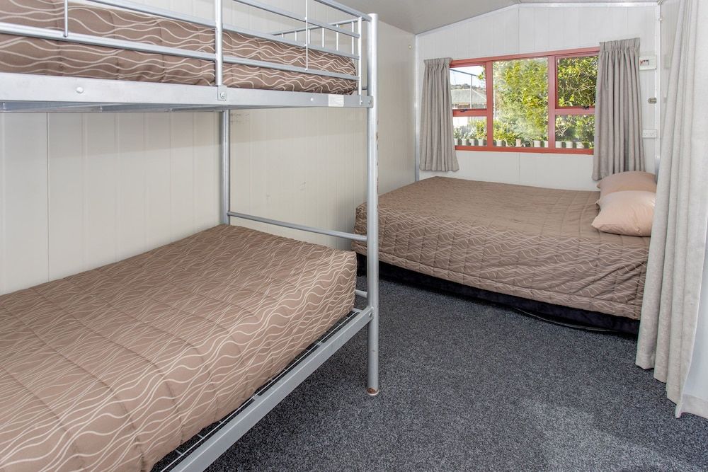 Nelson City TOP 10 Holiday Park Standard Cabin - Shared Bathroom & Kitchen 5