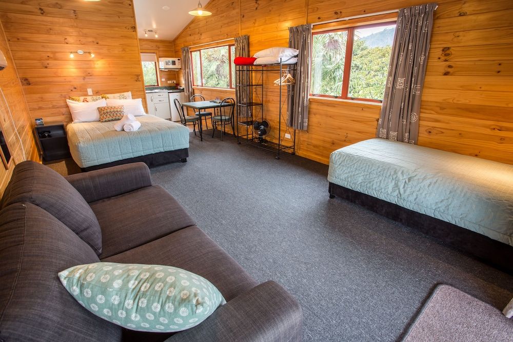 Studio Motel - Private Bathroom/Own Kitchenette