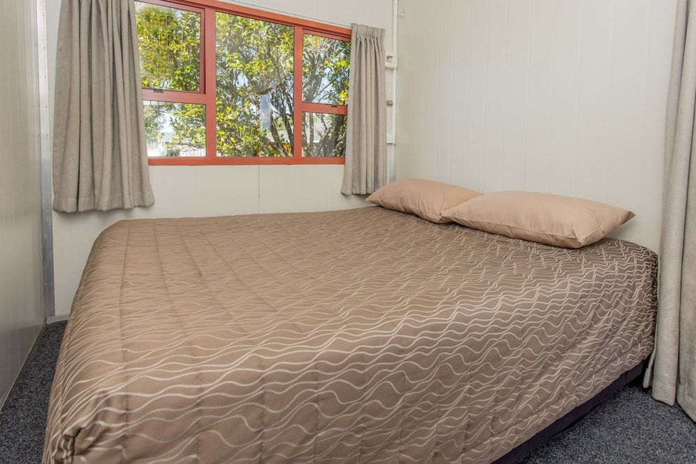 Nelson City TOP 10 Holiday Park Standard Cabin - Shared Bathroom & Kitchen 4