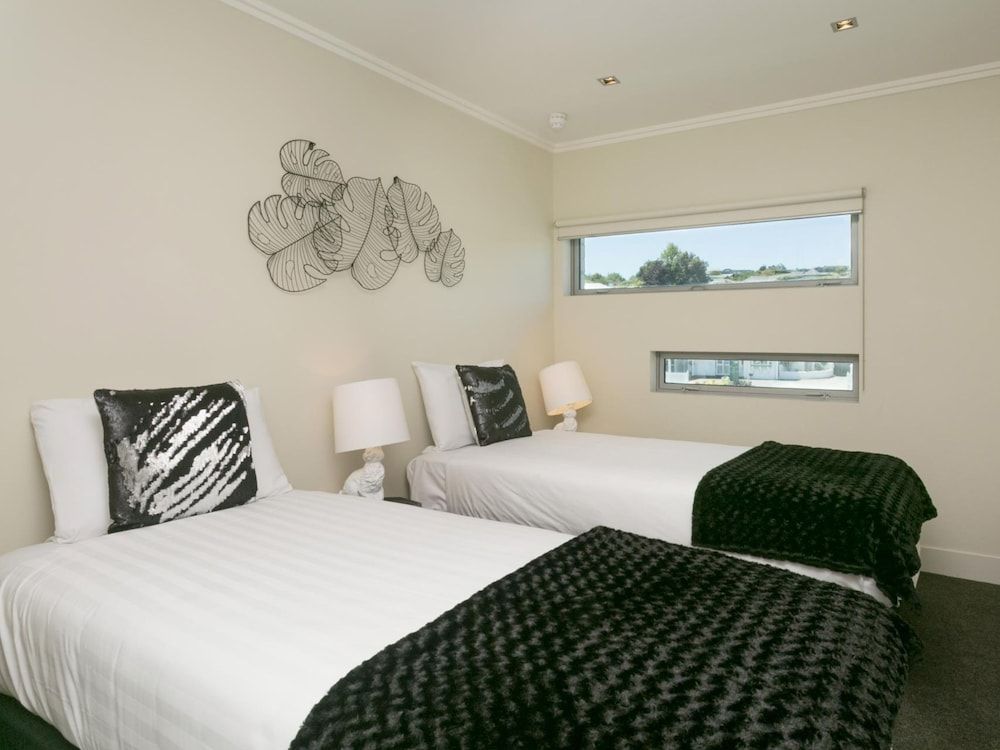 Sacred Waters Penthouse, 4 Bedrooms, Lake View 2