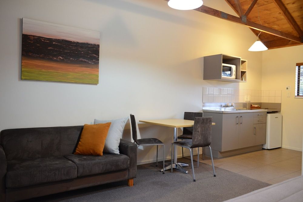 The Hobbit Motorlodge Premium Studio, Non Smoking, Kitchenette 2
