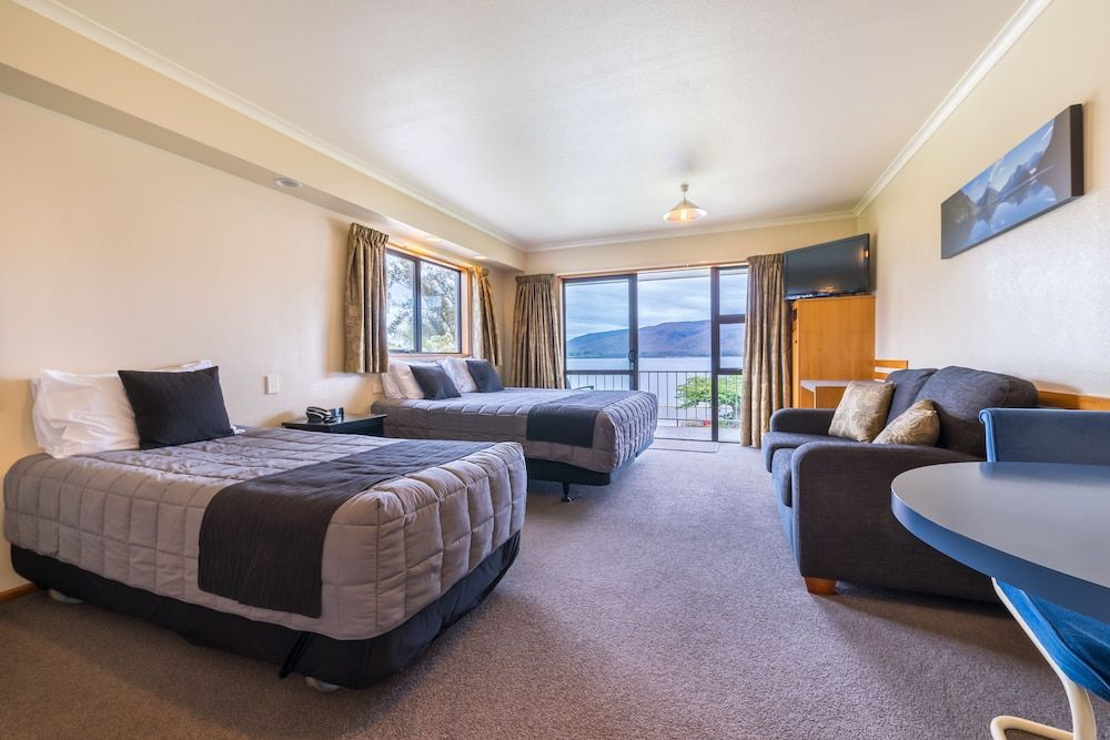 Standard Studio, Non Smoking, Kitchen (Lakefacing King Studio)