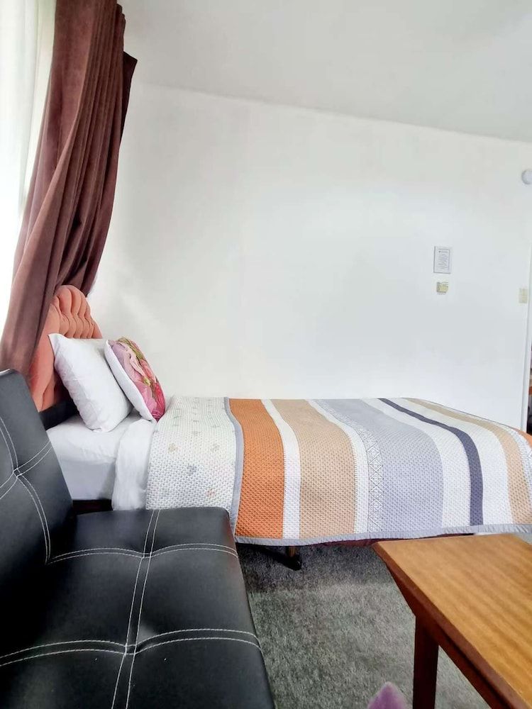 Cedar Lodge Motel Hamilton Family Apartment, 2 Bedrooms, Non Smoking, Kitchen (Family unit) 7