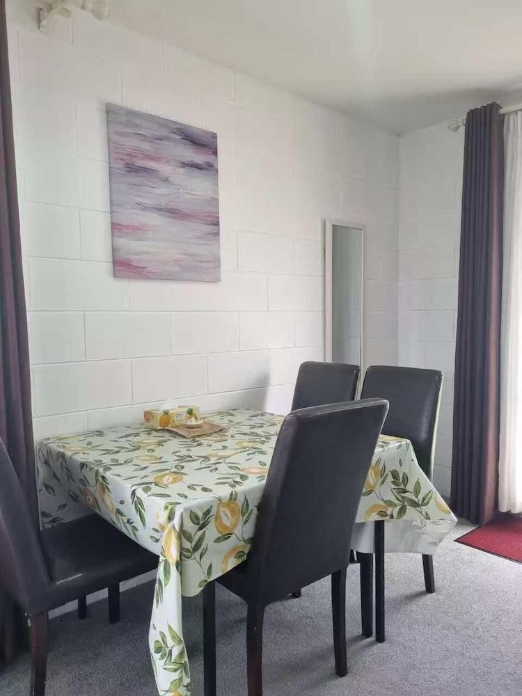 Cedar Lodge Motel Hamilton Family Apartment, 2 Bedrooms, Non Smoking, Kitchen (Family unit) 6
