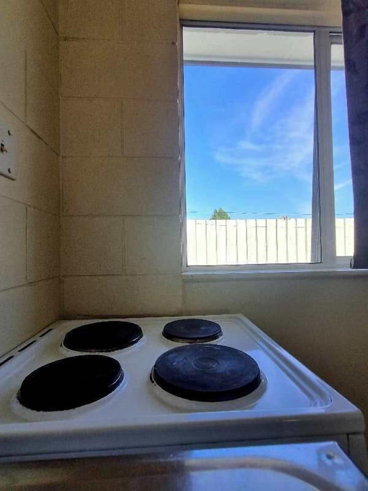 Cedar Lodge Motel Hamilton Family Apartment, 2 Bedrooms, Non Smoking, Kitchen (Family unit) 10