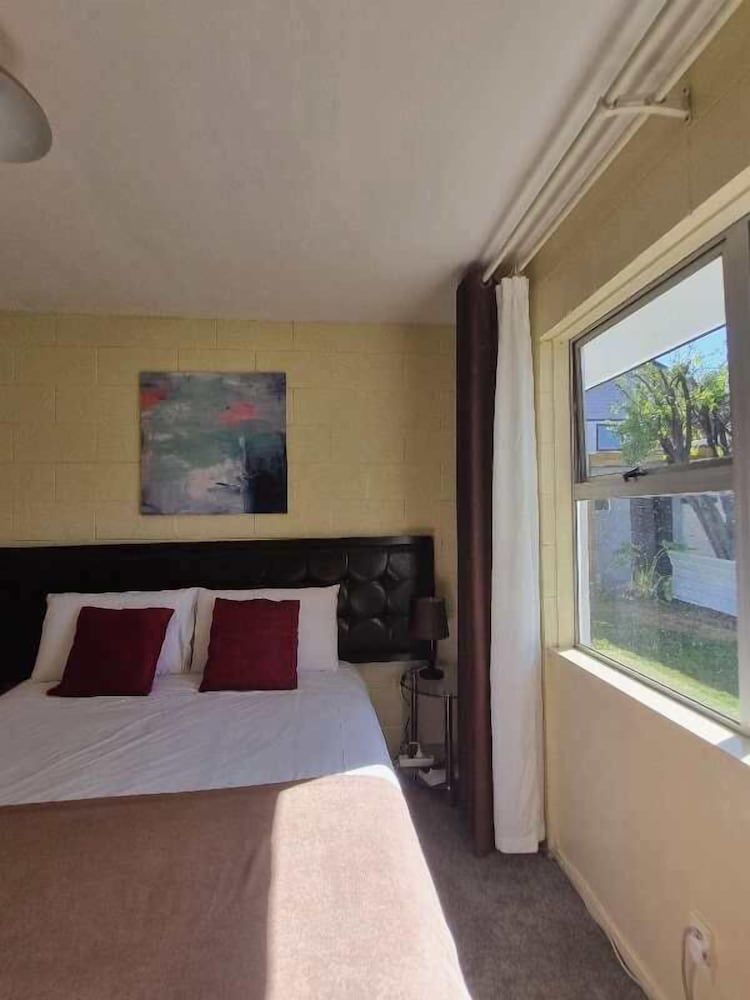 Cedar Lodge Motel Hamilton Family Apartment, 2 Bedrooms, Non Smoking, Kitchen (Family unit)