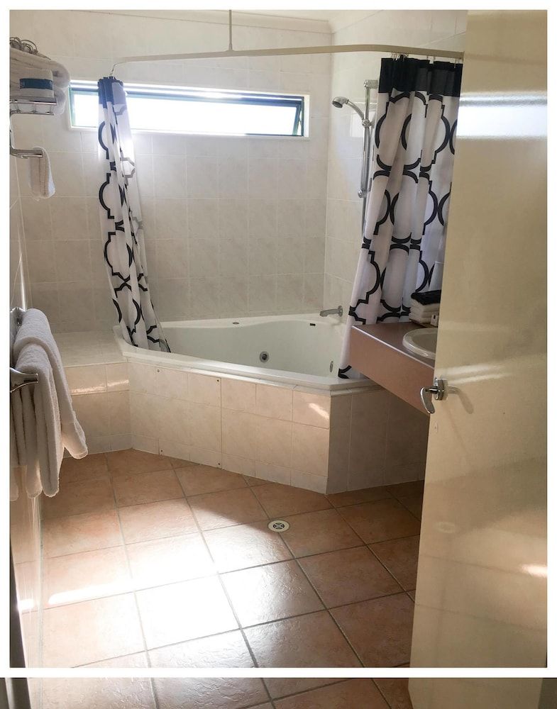 Deco City Motor Lodge Standard Suite, 1 Bedroom, Kitchen (Spa Unit) 6