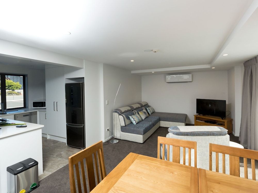 2 on Whiteleigh and 239 on Lincoln Motel Luxury Apartment, 3 Bedrooms 5