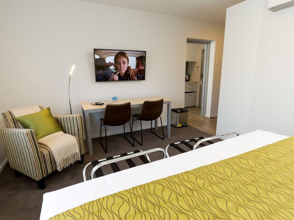 2 on Whiteleigh and 239 on Lincoln Motel Luxury Apartment, 3 Bedrooms 6