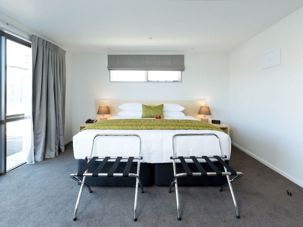 2 on Whiteleigh and 239 on Lincoln Motel Family Suite 4