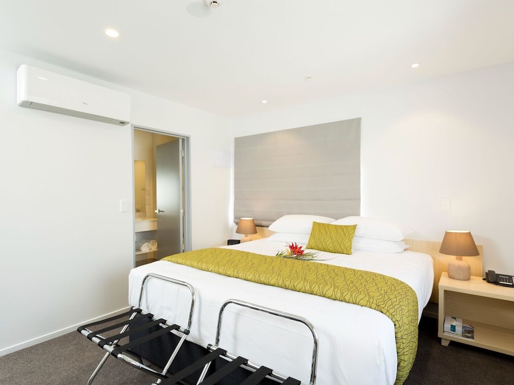 2 on Whiteleigh and 239 on Lincoln Motel Luxury Apartment, 3 Bedrooms 2