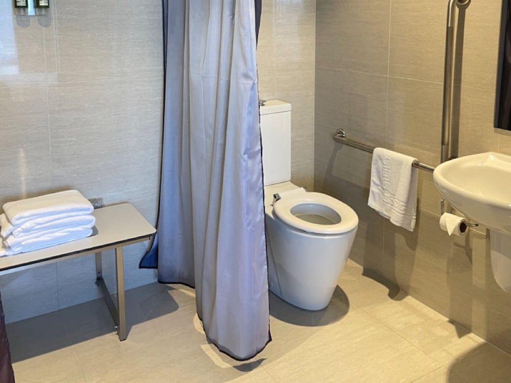 2 on Whiteleigh and 239 on Lincoln Motel Family Studio for 3 4