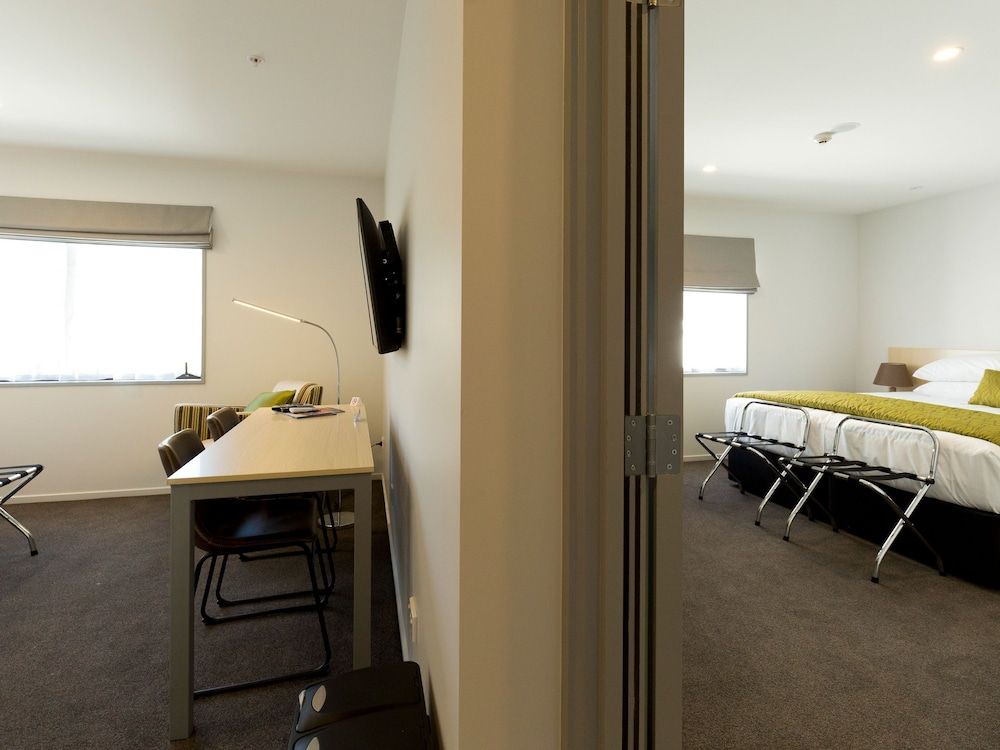 2 on Whiteleigh and 239 on Lincoln Motel Luxury Apartment, 3 Bedrooms 3