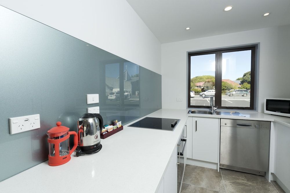 2 on Whiteleigh and 239 on Lincoln Motel Luxury Apartment, 3 Bedrooms 4