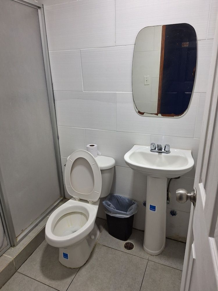 Express Inn Panama International Airport Hostel Standard Room, 1 Double Bed 5