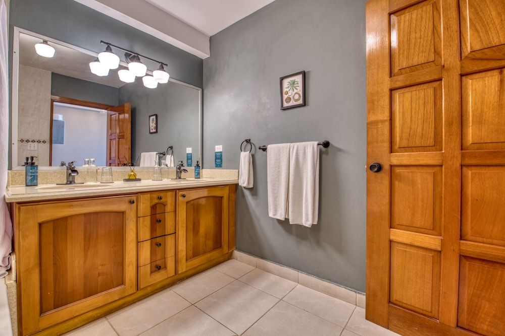 Tropical Suites Hotel Ocean View King Suite 5