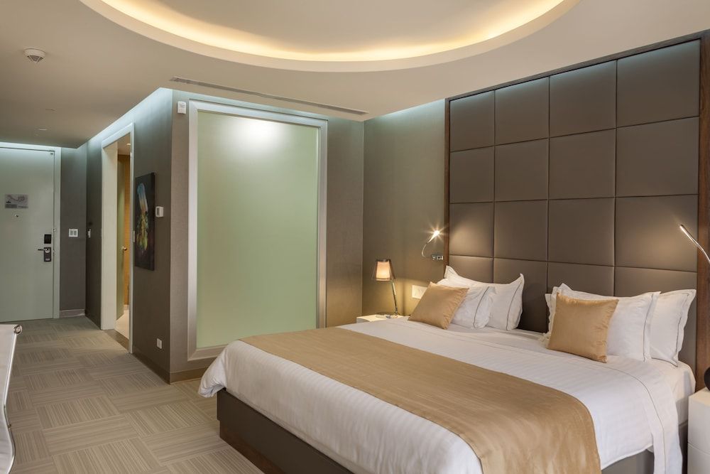 Las Americas Golden Tower Panama Executive Room, 1 King Bed, City View 2
