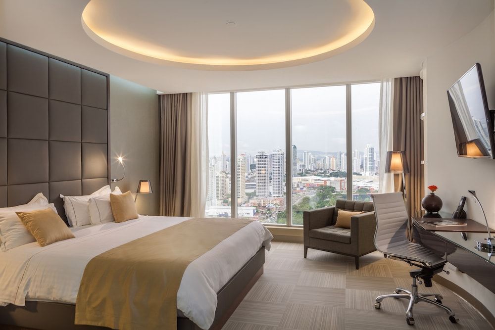 Las Americas Golden Tower Panama Executive Room, 1 King Bed, City View 3