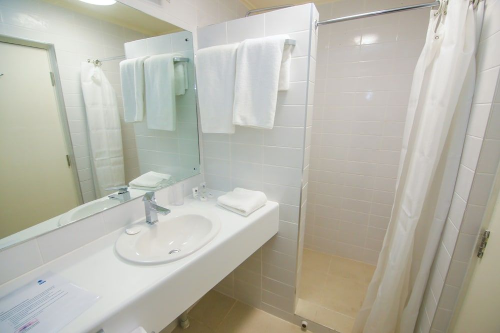 Gateway Hotel Deluxe Room, 1 Queen Bed 5