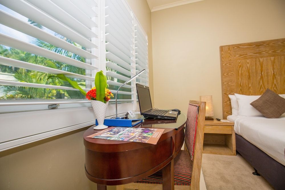 Gateway Hotel Deluxe Room, 1 Queen Bed 6