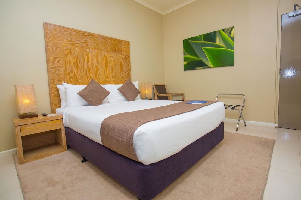 Gateway Hotel Deluxe Room, 1 Queen Bed 2