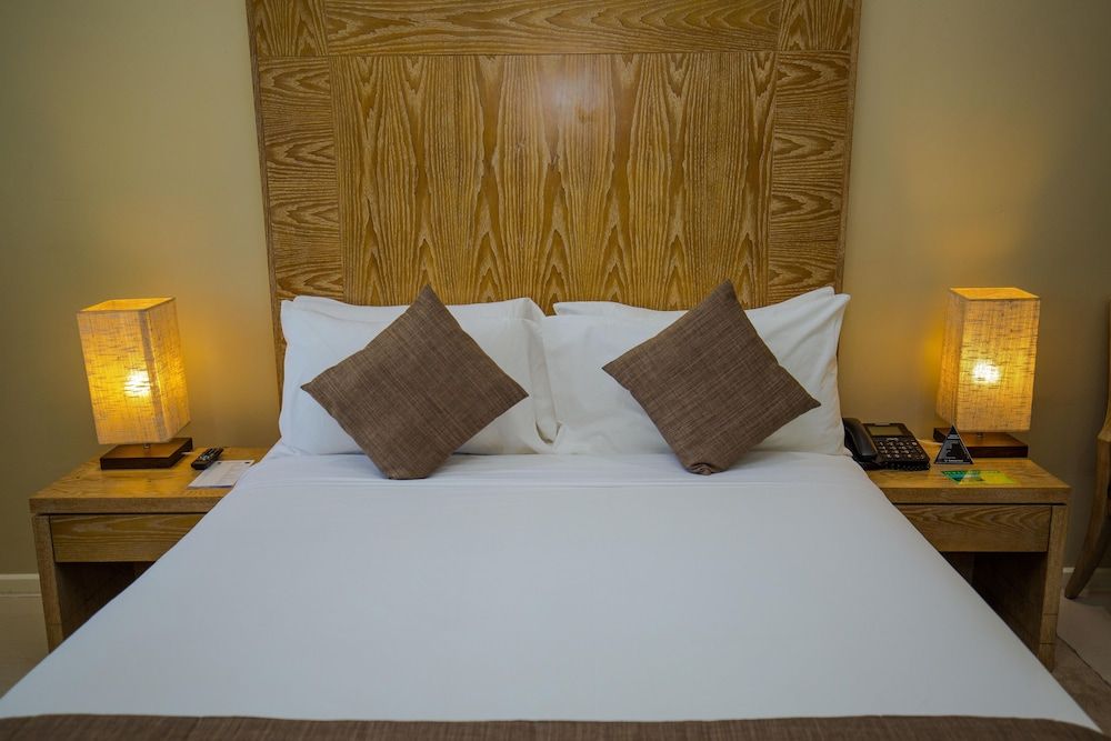 Gateway Hotel Deluxe Room, 1 Queen Bed 3