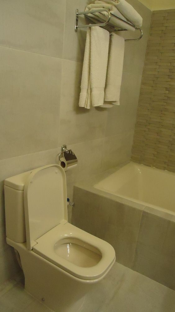 Dreamworld Resort, Hotel & Golf Course Suite, 1 Double Bed, Bathtub, Garden Area 3