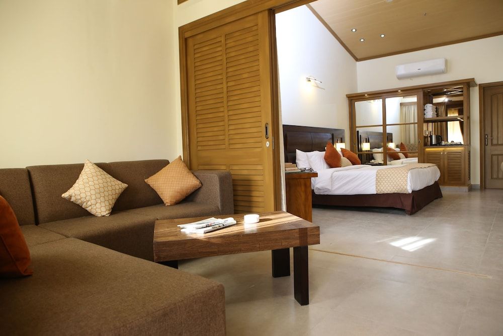 Dreamworld Resort, Hotel & Golf Course Superior Suite, 1 King Bed, Garden View, Garden Area 5