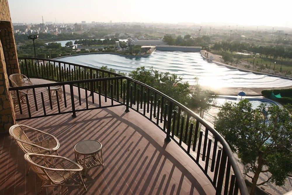 Dreamworld Resort, Hotel & Golf Course Suite, 1 Double Bed, Bathtub, Garden Area 2