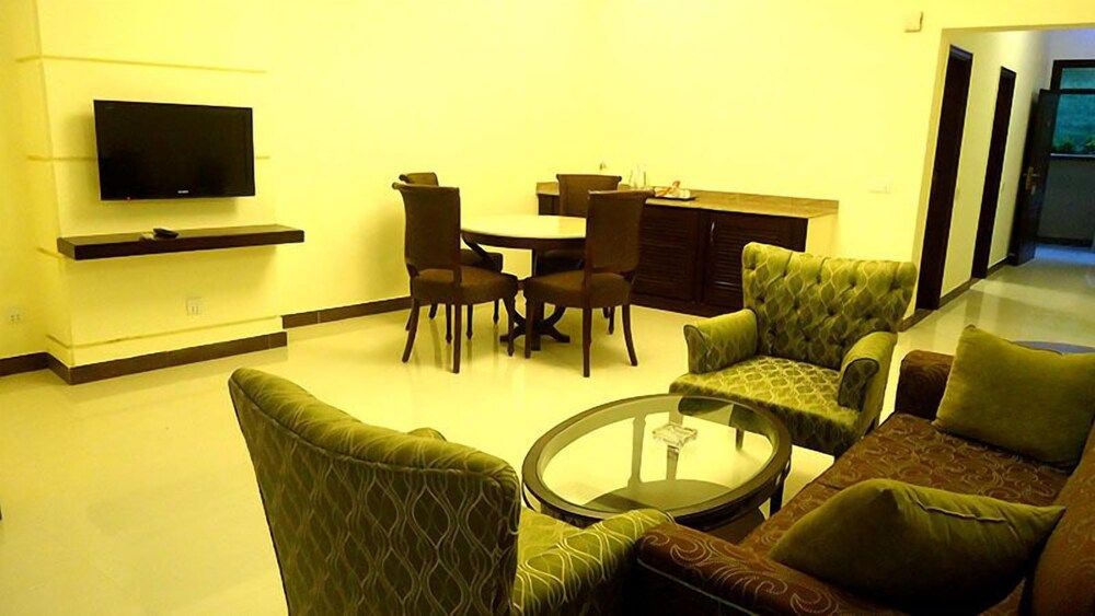 Dreamworld Resort, Hotel & Golf Course Superior Suite, 1 King Bed, Garden View, Garden Area 7