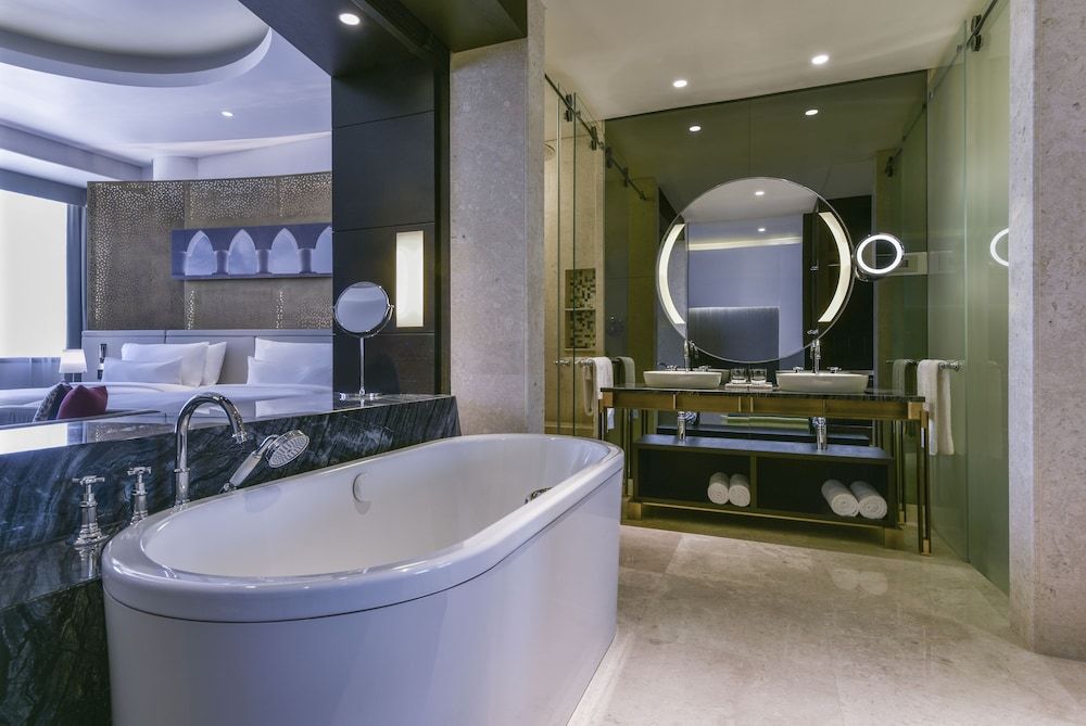 The Westin Doha Hotel & Spa Deluxe Room, 1 King Bed, Smoking, City View 6