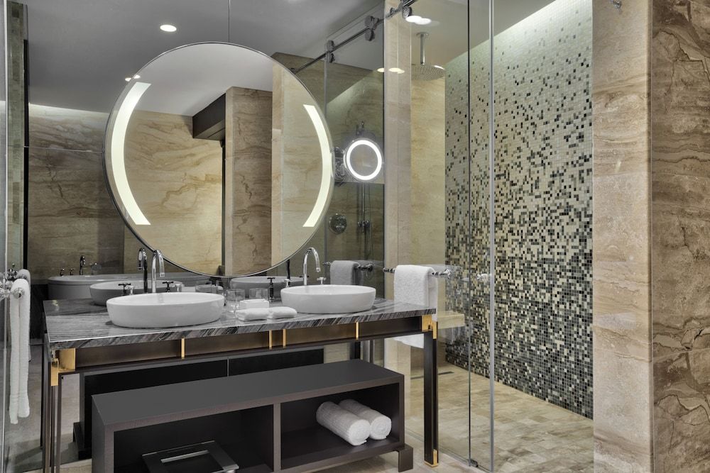 The Westin Doha Hotel & Spa Deluxe Room, 1 King Bed, Smoking, City View 5