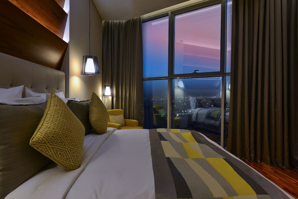 undefined The Avenue Hotel
