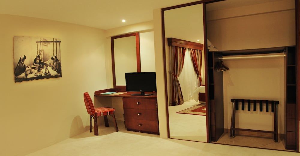Al Liwan Suites Deluxe Suite 8