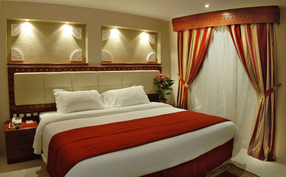 Al Liwan Suites Deluxe Suite 2