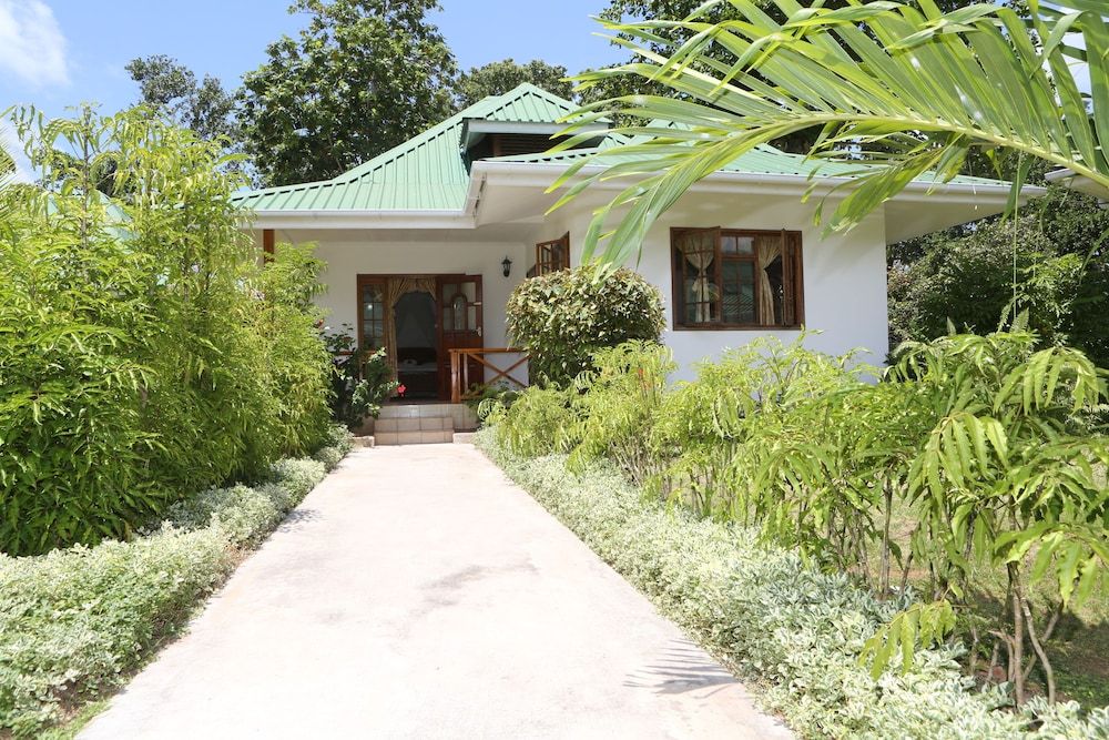 undefined Le surmer self catering chalets 7