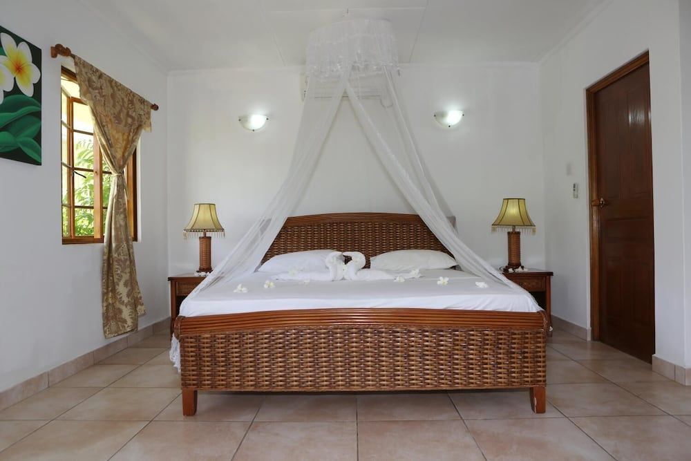 undefined Le surmer self catering chalets 9