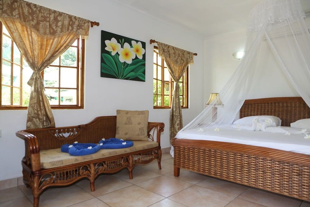 undefined Le surmer self catering chalets 3