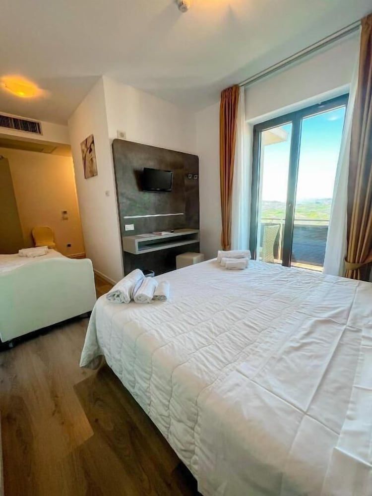 Hotel Joli Basic Triple Room 2