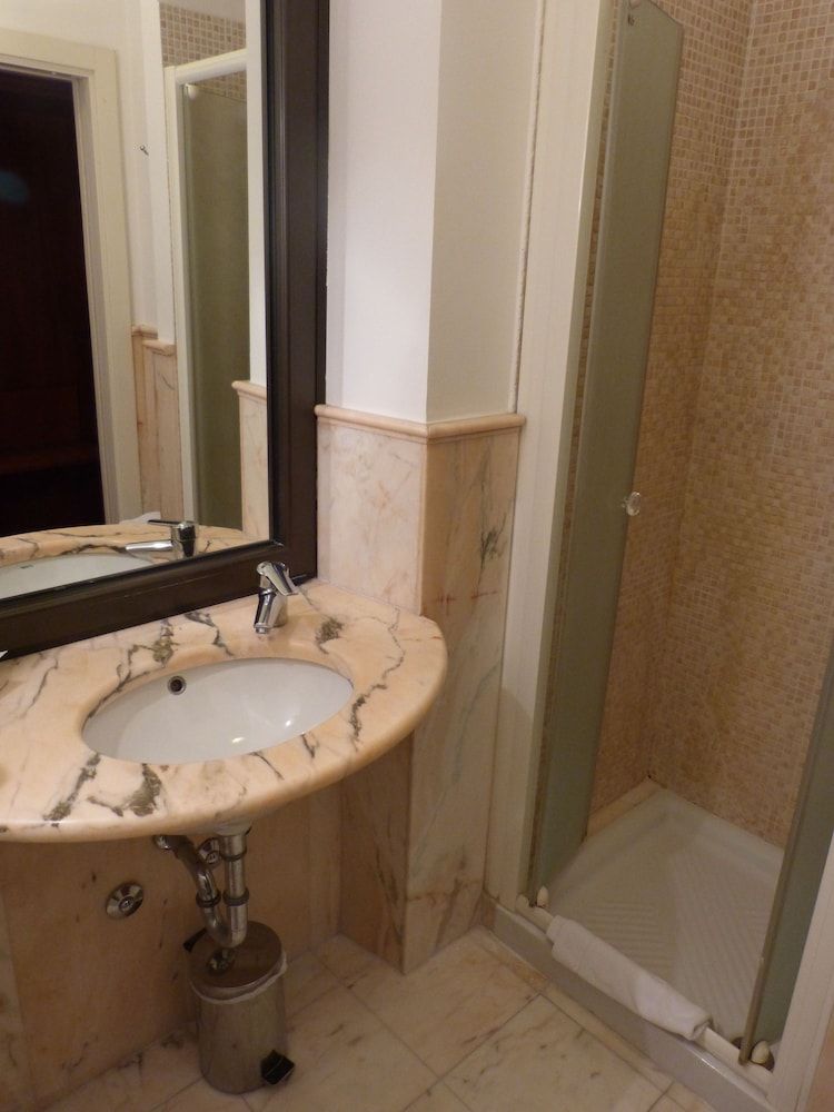 Hotel Joli Basic Triple Room 5