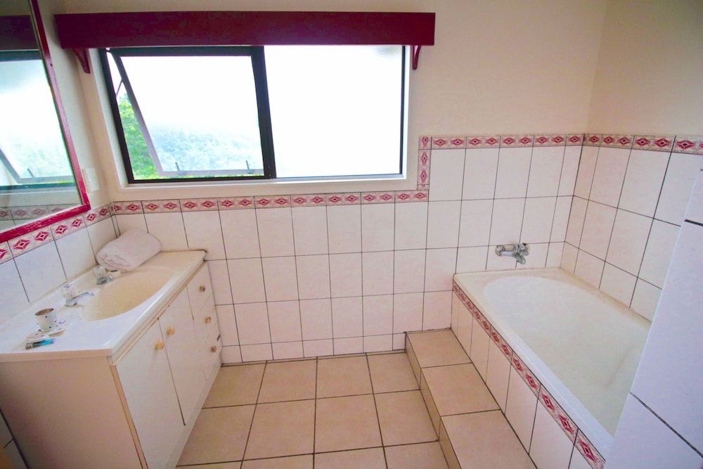 Tonga Holiday Villa Economy Twin Room, 2 Twin Beds, Shared Bathroom 4