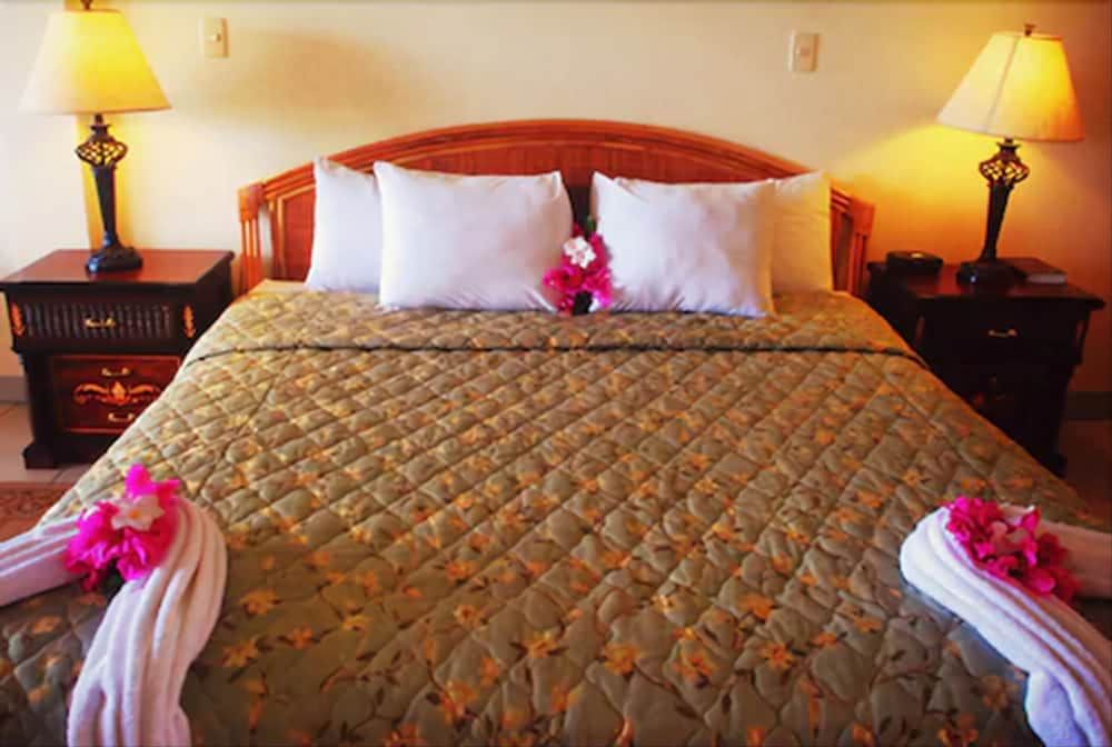Rovanel's Resort and Conference Centre Deluxe Room, 1 King Bed 2
