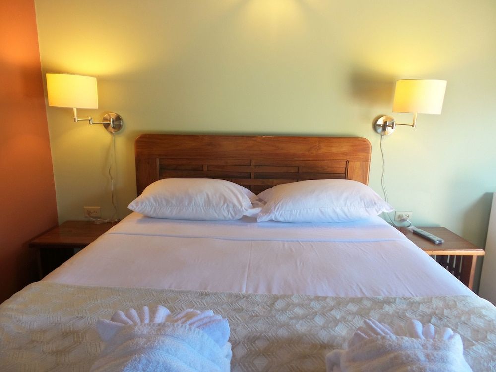 Shepherd's Inn Traditional Cabin, 1 Queen Bed, Poolside 2