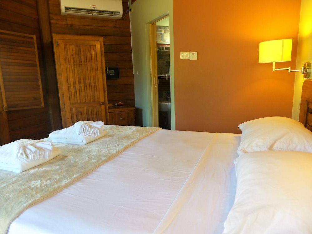 Shepherd's Inn Traditional Cabin, 1 Queen Bed, Poolside 4